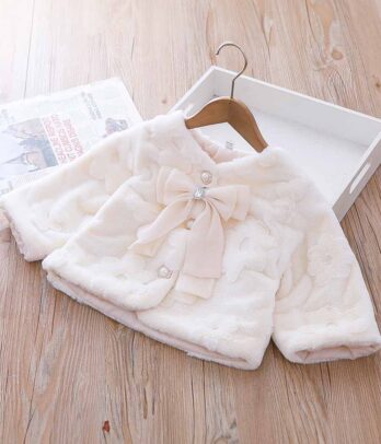 Veste en fourrure à noeud papillon de couleur blanche