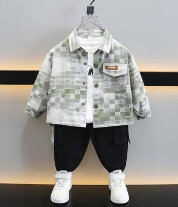 Ensemble de cargo noir et blouson à petits carreaux