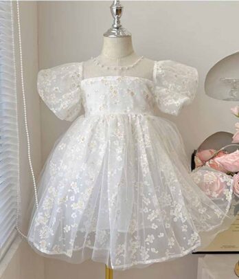 Robe blanche á délicates fleurs pour filles