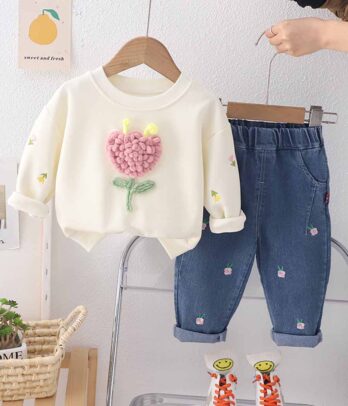 Ensemble de pantalon en jean et pull blanc à fleurs