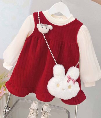 Ensemble pour fillette composé d’un pull blanc chaud, d’une robe rouge vive et d’une sacoche en forme de lapine, alliant confort et style pour l’automne.