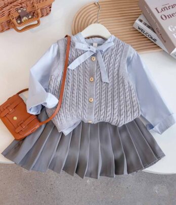 Set de jupe plissée chemise clair et gilet en laine gris sans manches