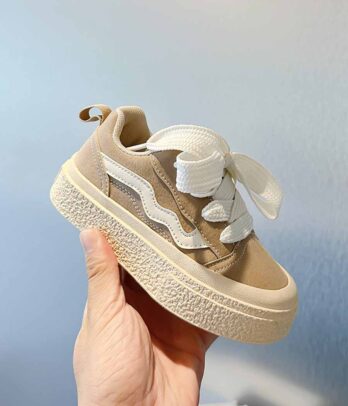 Baskets chics et tendances de couleur marron pour enfants