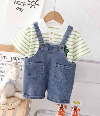 Ensemble de salopette en jean et T-shirt à rayures vertes