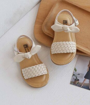 Paire de sandales d'été de couleur blanc sale