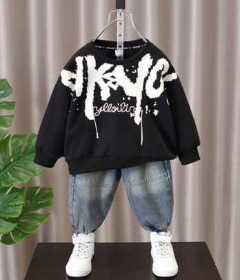 Tenue décontractée tendance de sweat noir et jean délavé