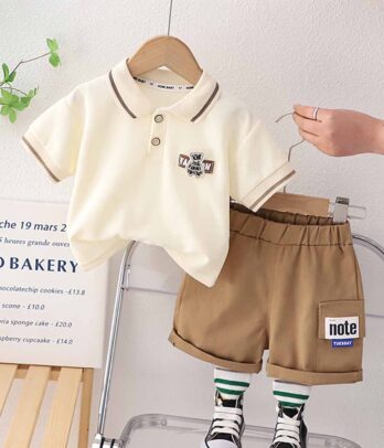 Ensemble bicolore pour garçons composés de short marron et T-shirt beige