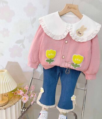 Pantalon en jean patte d'eph et cardigan rose à col claudine