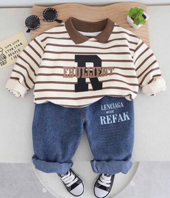 Pantalon en jean imprimé et pull beige à rayures