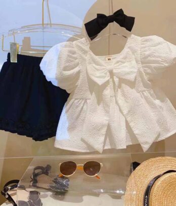 Ensemble de jupe noire et chemise blanche à nœud papillon