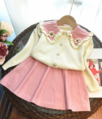 Ensemble de jupe rose et cardigan blanc à fleurs