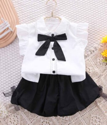 Ensemble de short noir bouffant et chemise blanche à nœud papillon noir