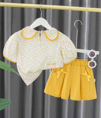 Ensemble de short jaune et blouse blanche à petites fleurs