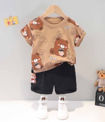 Ensemble d'été composé de short noir et pull marron à oursons