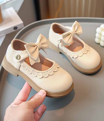 Ballerines à nœud papillon blanc sale
