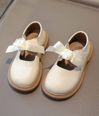 Chaussures blanches à nœud sur la devanture