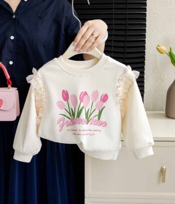 Pull blanc à fleurs roses