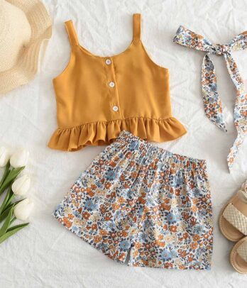 Ensemble décontracté de short fleuri et haut moutarde à volants