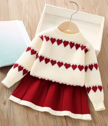 Ensemble de jupe rouge et pull blanc à cœurs rouges