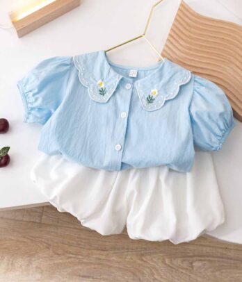 Ensemble de short blanc bouffant et haut bleu clair raffiné