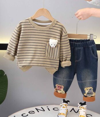 Ensemble de pull beige et pantalon en jean