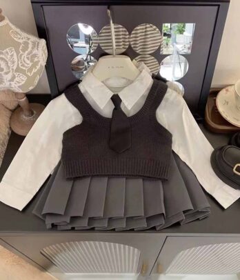 Ensemble classique d'écolière de couleur grise