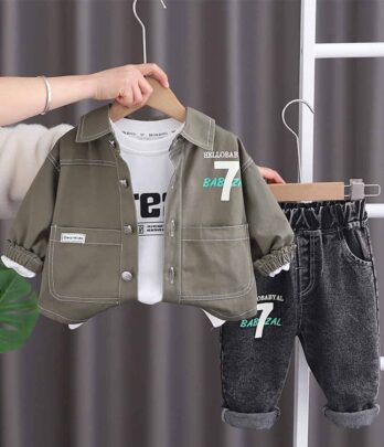 Ensemble deux pièces de jean et blouson vert militaire