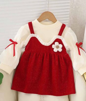 Robe rouge effet pull blanc à manches bouffantes