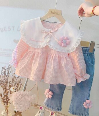 Chemise rose à col claudine et pantalon en jean