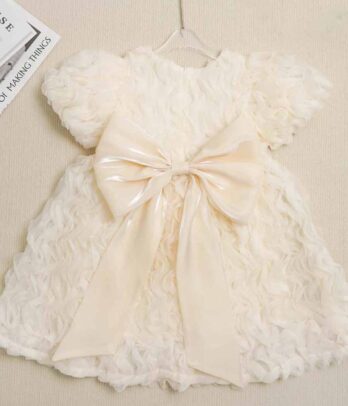 Robe de princesse claire à manches bouffantes