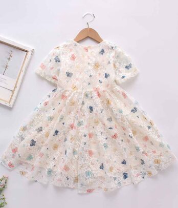 Robe blanche à motifs colorés pour la saison estivale