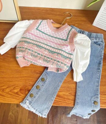 Ensemble de gilet rose chemise blancاe et pantalon en jean patte d'eph