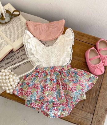 Ensemble de robe body florale et haut blanc à dentelle