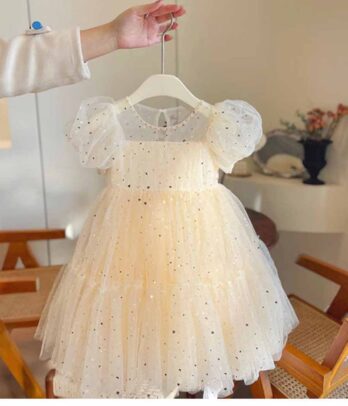 Robe vaporeuse pailletée de couleur beige pour fillettes