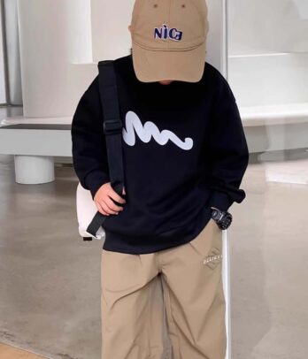 sweat noir à motif blanc pour garçons