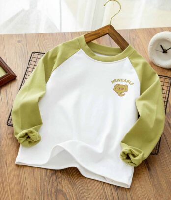 Pull blanc au détail vert