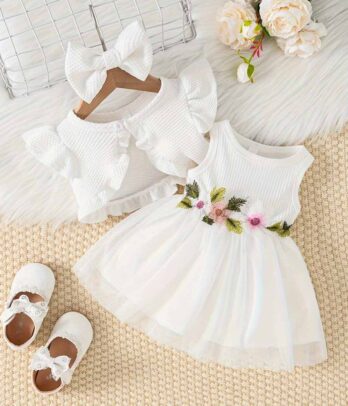 Robe blanche de trois pièces à ceinture florale