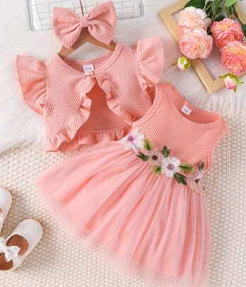 Robe rose de trois pièces à ceinture florale