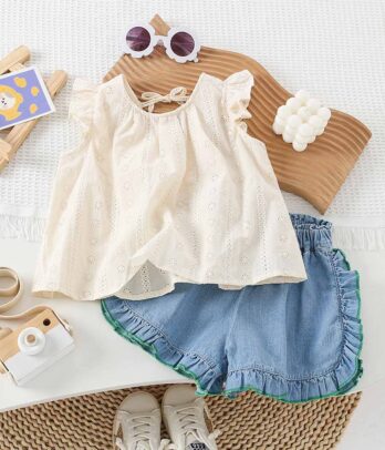 Ensemble de short en jean et haut sans manches de couleur beige