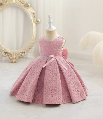 Robe de princesse rose clair à noeud papillon