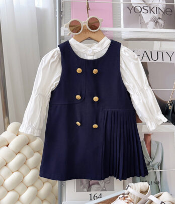 Ensemble de robe d'écolière bleue avec chemise blanche