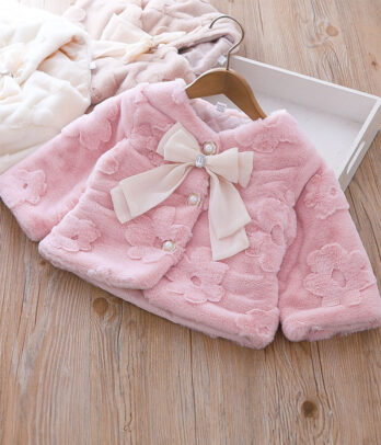 Veste en fourrure à nœud papillon de couleur rose
