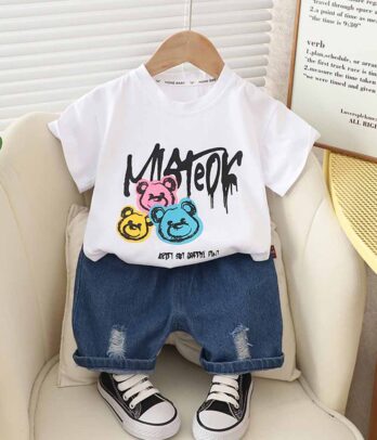 Ensemble de short en jean et t-shirt blanc imprimé