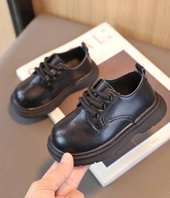 Chaussures classiques sombres pour garçons