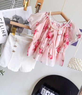 Ensemble de short en jean blanc et chemisier floral élastiqué