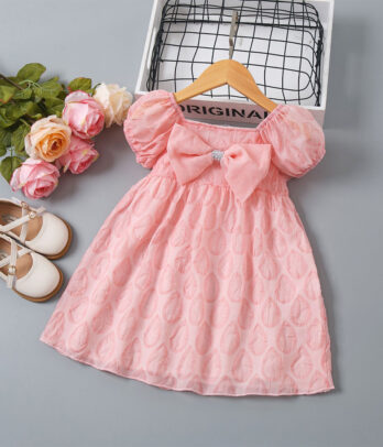 Robe rose estivale à manches bouffantes