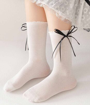 Paire de chaussettes blanches fines à petit nœud noir