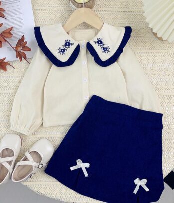 Pull blanc col Claudine et jupe bleu