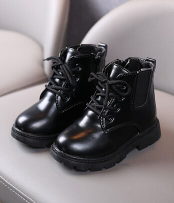 Godasses noires à lacets pour enfants