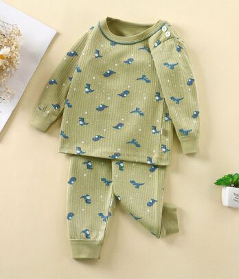 Pyjama vert à thème dinosaure, deux pièces douces et respirantes pour des nuits confortables. Motifs dinos amusants, idéal pour les petits explorateurs.